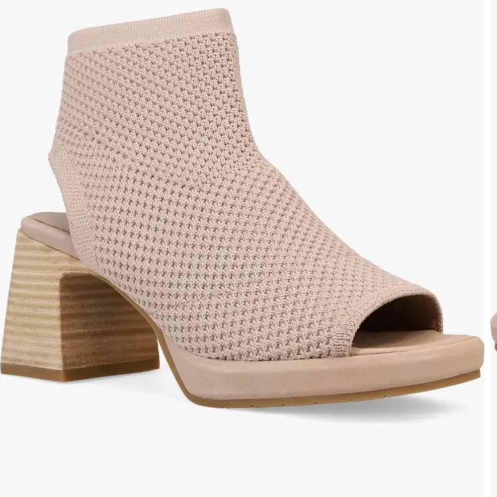 Elegant Eileen Fisher Tan‎ Peep-Toe Knit Ankle Boots